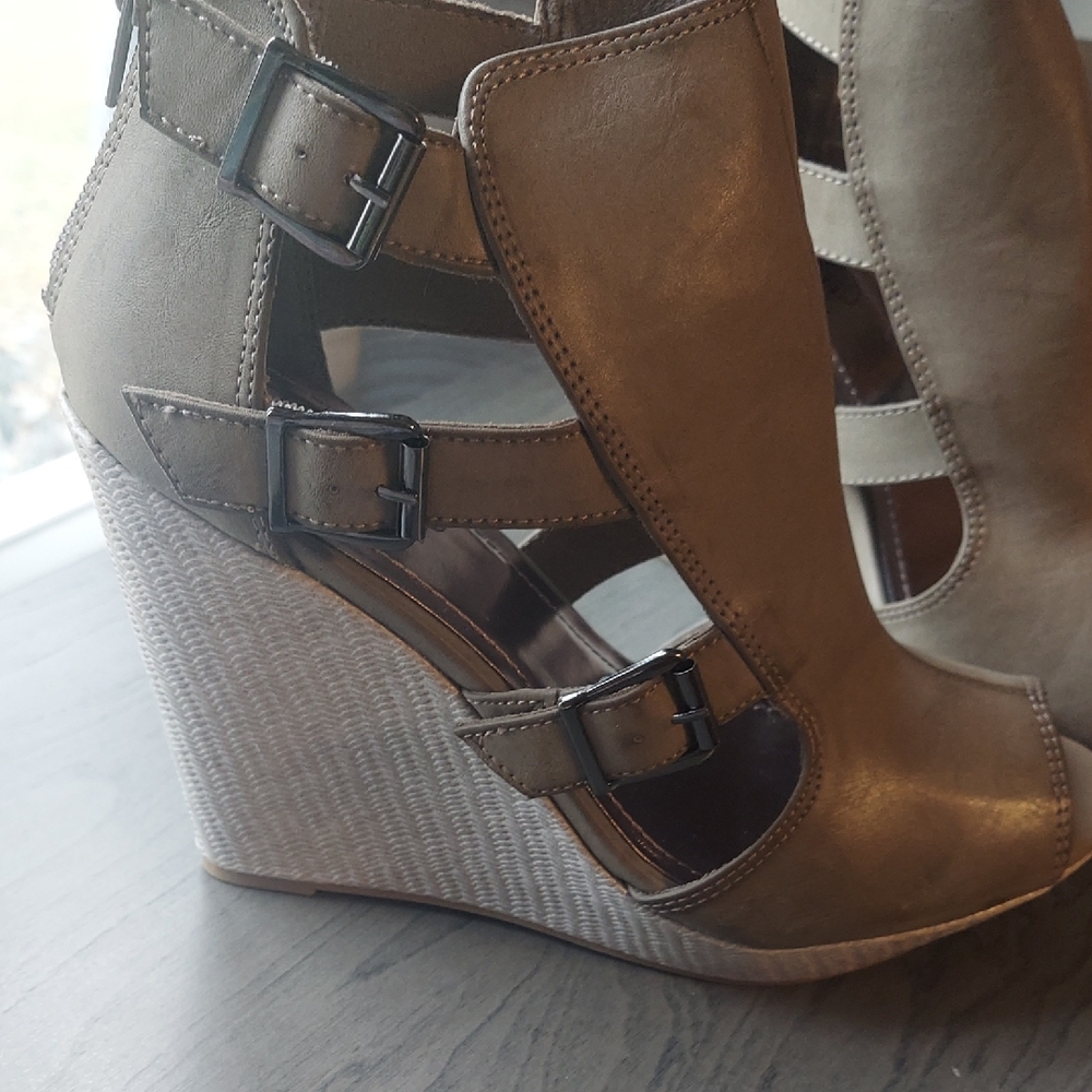 NIB Unlisted Women's Green Wedge Sandals Size 8 1/2